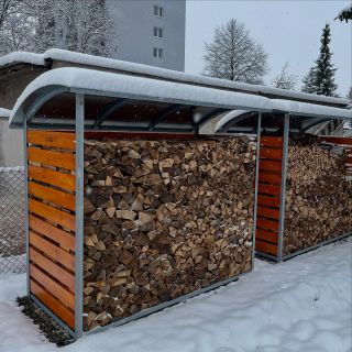 Nevadí, že někde je ještě sníh. 😁🌲🪵Dřevník Henry Klasik pojme 3,5 kubíku dřeva a zvládne opravdu velké množství sněhu na...